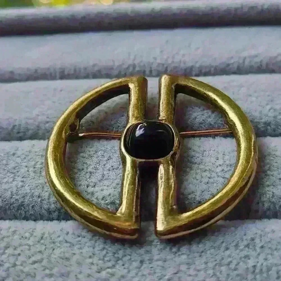 Crown Trifari brooch Gold-toned with black stone - Picture 8 of 12